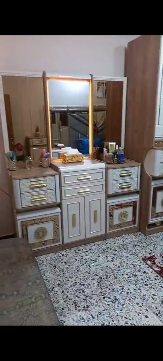 غرفة نوم تركية ملكية (١١ قطعة) بحالة ممتازة للبيع
التفاصيل:

​المنشأ: تركي أصلي (ديزاين ضخم وفخم).

​العدد: ١١ قطعة كاملة (تشمل كافة الملحقات).

​الحالة: "استخدام سنة واحدة فقط - بحالة الجديد تماماً"

​المميزات: الغرفة تتميز بمتانة الخشب والتصميم الضخم الذي يملأ الغرف الكبيرة، تعطي هيبة وجمالية عالية للمكان. 

المكان : بغداد/ حي الرئاسة

للتواصل : ***********
