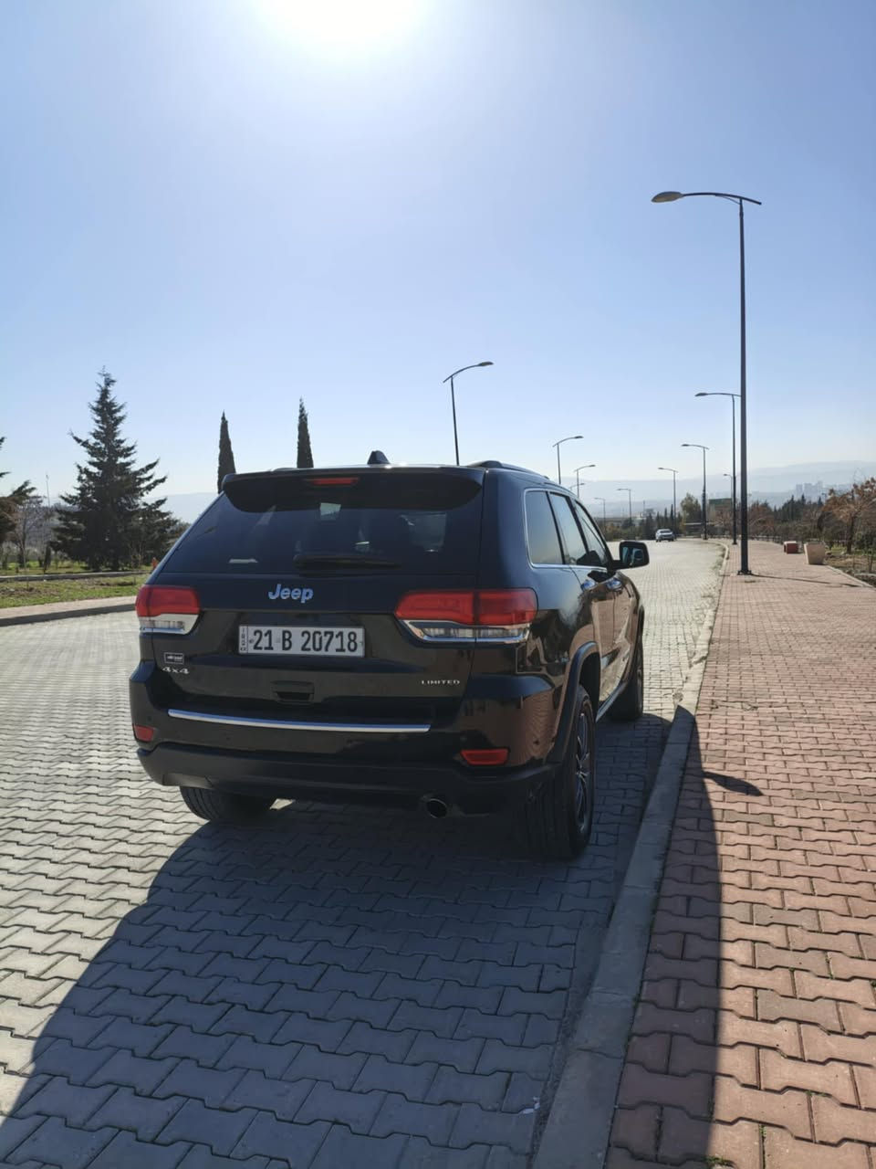 جيب لاريدو لي مي تيد  موديل 2019  ره قه مو سه نه وي تازه يه  له شه حنه وه لاي خومانه  سي پارچه ي ئه مريكاي هـيه  ته نهـا 100 مايل رويشتووه 
سعر / 250$
ژ/م/***********شوين سليماني
