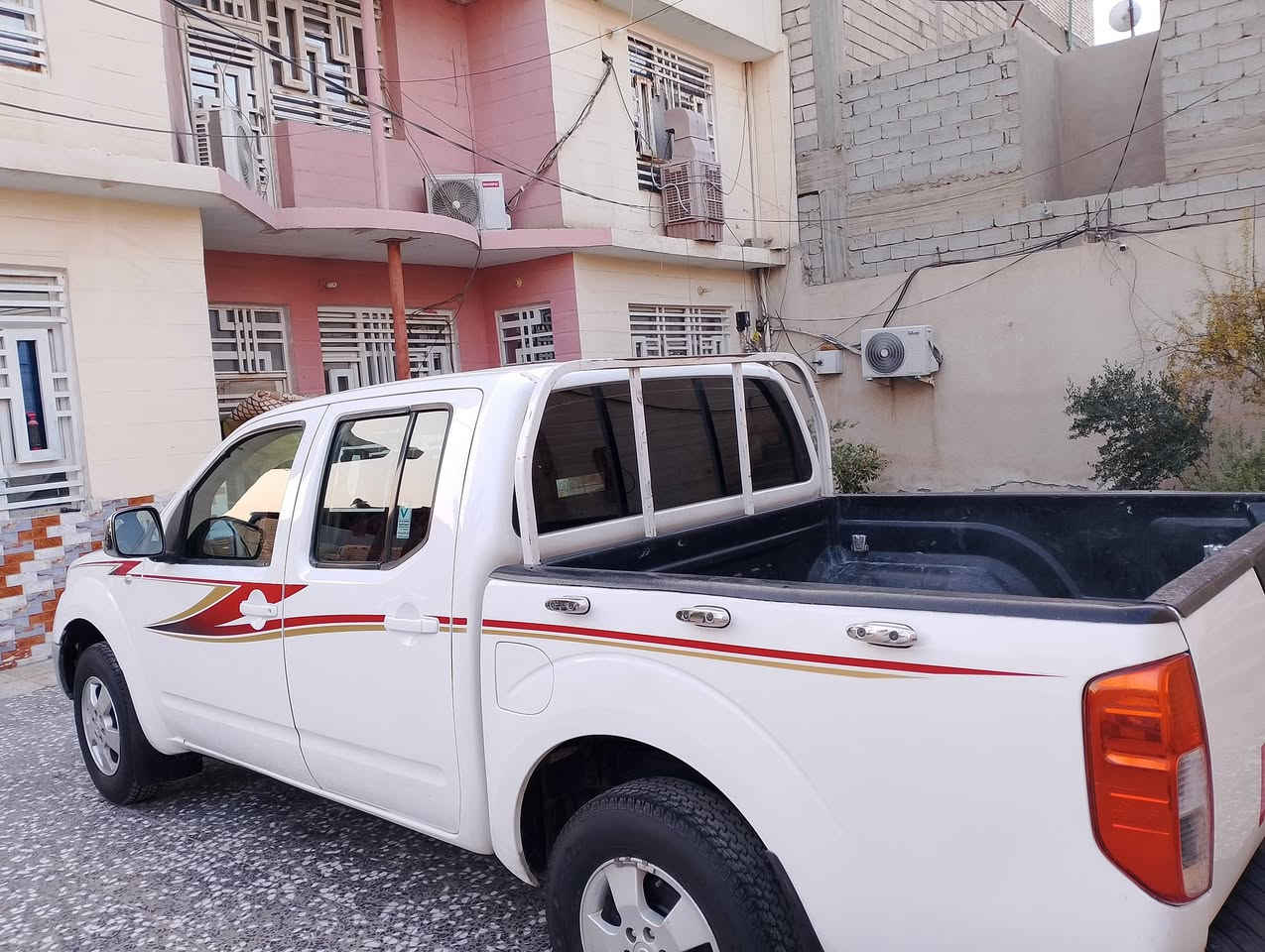 للبيع ***********نيسان نيفارا 2009 رقم بغداد انكليزي هزه وسنوية جديده سعره 93 فول اوتوماتيك محرك وكير جيد جداً سياره جاهزة من كلشي سياره احلى من الصور مكانه كربلاء المقدسة
