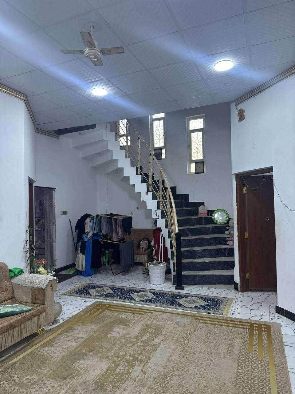 بيت في البهادرية شارع المطور مساحة ٢٦٠ م بناء جديد سنة ٢٠٢٠ وقف سني ما مسجل  بس مكاتبة واكفلك عشائر فقط يحتوي على قرفة وصاله واستقبال ومطبخ ومجمع صحيات طابق الاول يحتوي على  قرفة وصاله ومجمع صحيات طارمه جبير ٤٠ م يحتوي على منور وترك مجاور البيت والبيت جديد ومرتب وما نقصه شي بس سراميك لطارمة فقط***********
