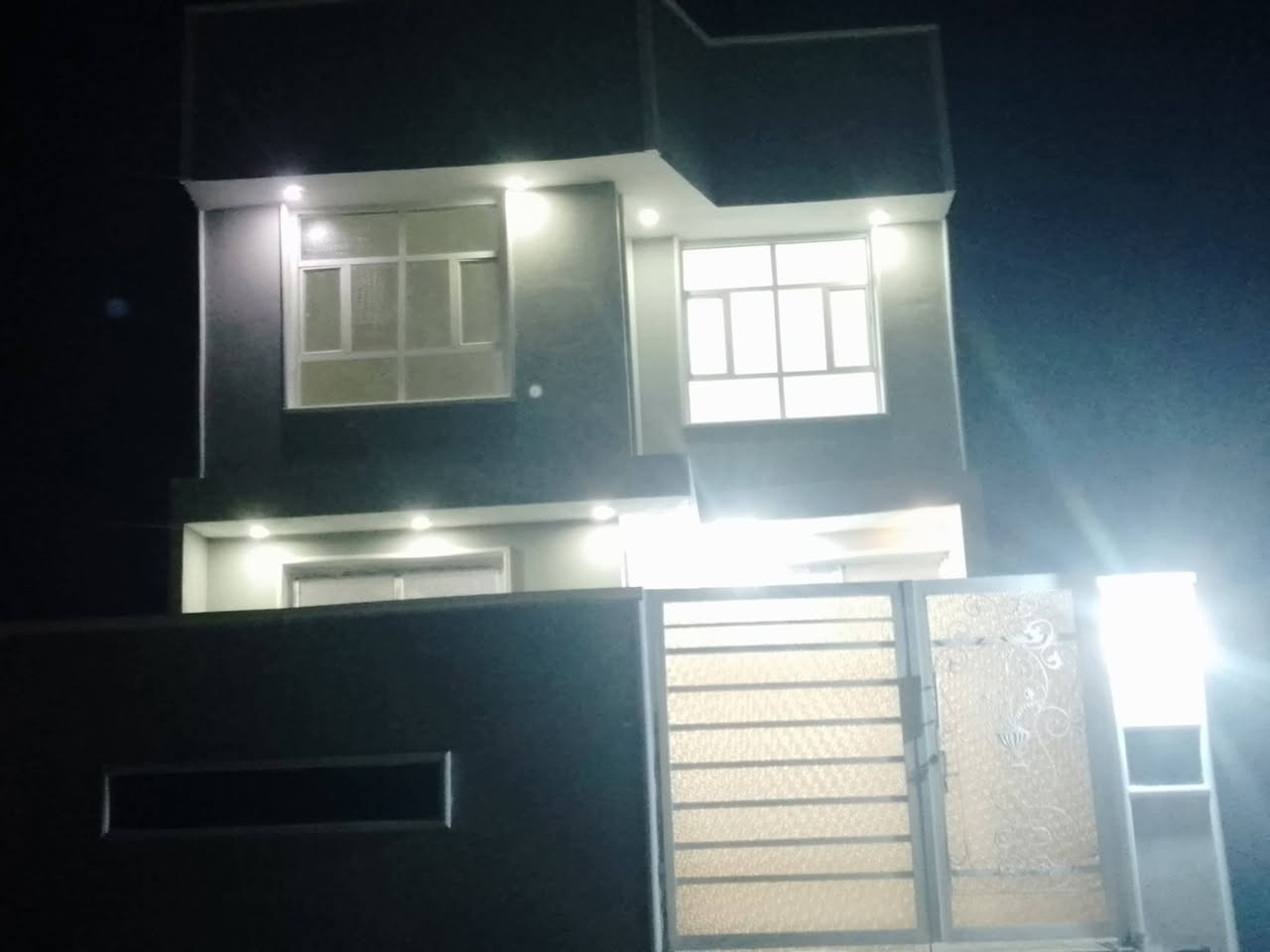 دار لبيع مساحه 150متر بي ثلاثة غرف نوم وصاله مطبخ كنيدور حديقة محيزم شارع شريفه تصل ***********
