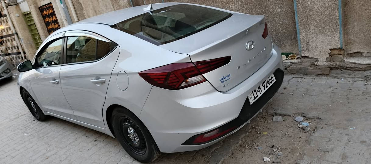 السلام عليكم 
الانترا موديل 2019 
وارد أمريكي 
حادث بسيط 
بنيد مبدل 
كير عادي محرك 2000
بغداد بإسمي
رقم إنكليزي جديد
العنوان/ بغداد/الحرية الثانية
رقم الهاتف /***********
وسعر ١٢٣ وبيه مجال وترهم مراوس
