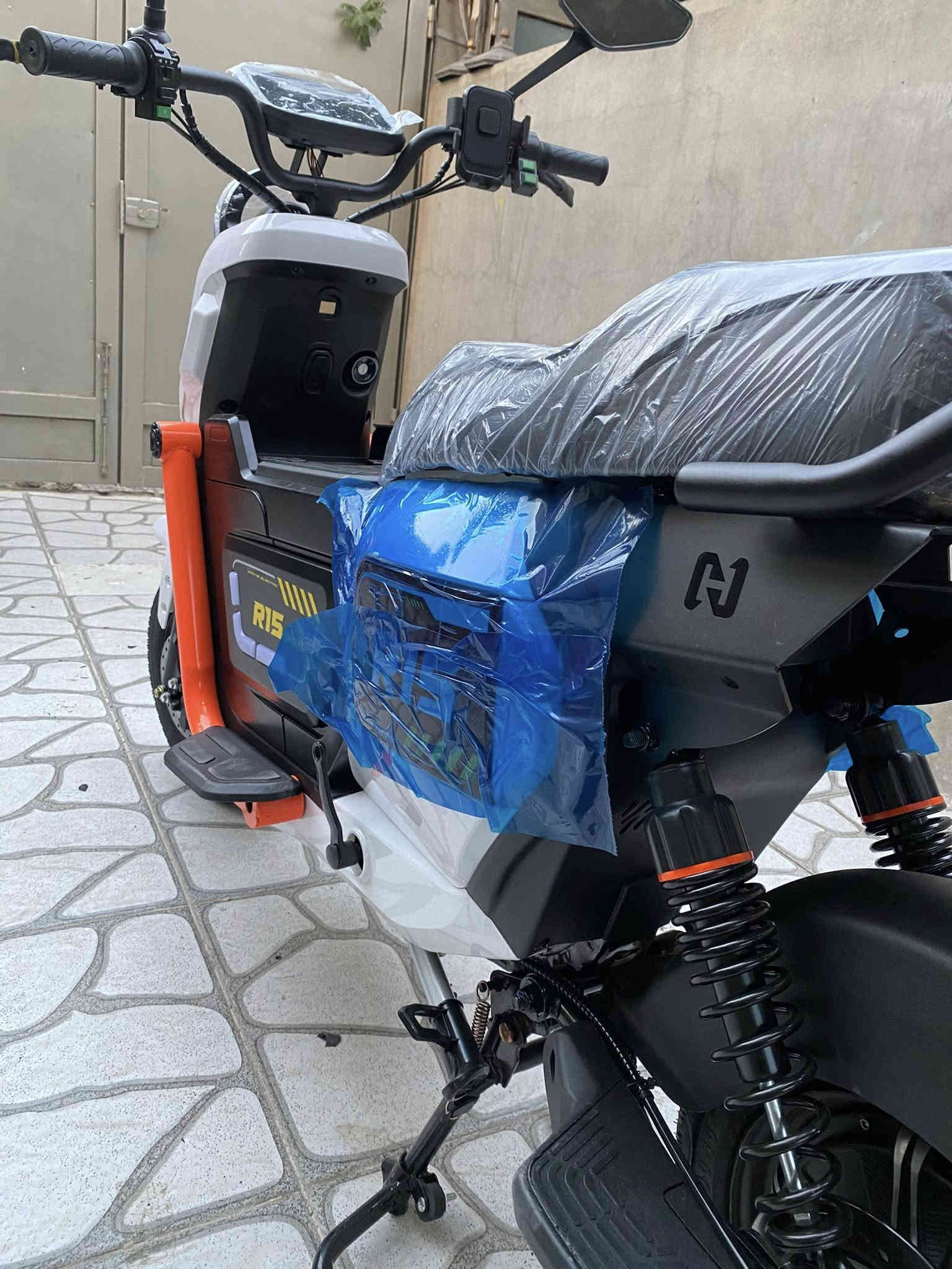 سلام عليكم شباب بايسكل شحن معروف R15 جديد بعدة عليه سليفون شركة دراجة يجي دبل بطارية 5 ودبل سويج بصمة رادار اشارات لايت زينون LED بريك دسكات قاعدة تلفون ستاند + مكان شحن ل تلفون دراجة بعده على وكالة باقي تفاصيل شكل موجود ب صورة مكاني كركوك  لاتصال على رقم *********** سعر 600
