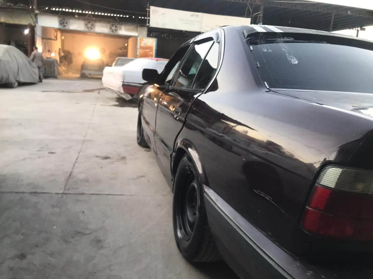 Bmw 1990
525 گیر عادی 
دوو جام کارەبا 
سلایت 
دەعامی M 
گیرو مەکینە بە شەرتی  ۱۰ فیتەر  
زۇر بە قەوەتە 
عەکسل ۳ .۲۳ 
کامل گیچو کارەبای ئیش ئەکات 
مالی دۇستە 
سعری ۱۸ وەرەقەو مجال  ***********
***********
