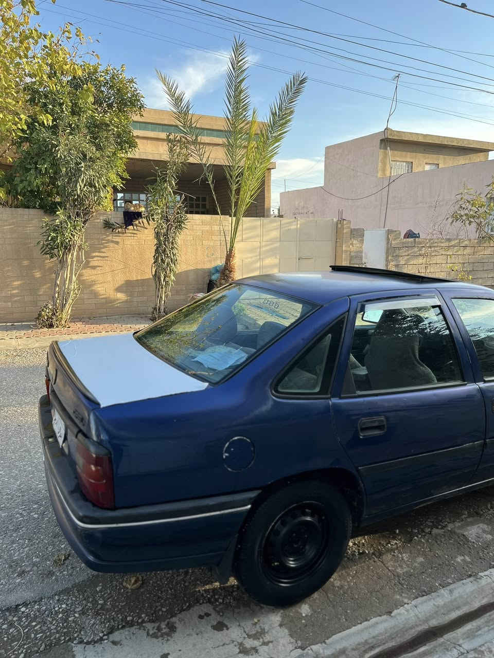 ڤیکترا 1993
1.8 گێڕ عادی 

سەیارەکە تا بڵێی هەیکەلی جوانە 

لێدراوی نییە یەک بستێک سەر چاملغ دواوە ساردە

سبوغی نییە

یەک تۆز سەرفی هەیە 

سەنەوی ٢٠٢٠ بەسەر چووە

تازەی کەوەو بیکە ناو خۆتەوە

ویلەکانی تازە گۆراوە  

ناوی تازەیە کوشنەکانی نەشکاوە بەس بەرەدەرگاکانی تازە کردنەوەیەکی ئەوێ 

رەقەم هەولێرەو رەقەمەکەشی زۆر جوانە 81313

***********

کرکوک
