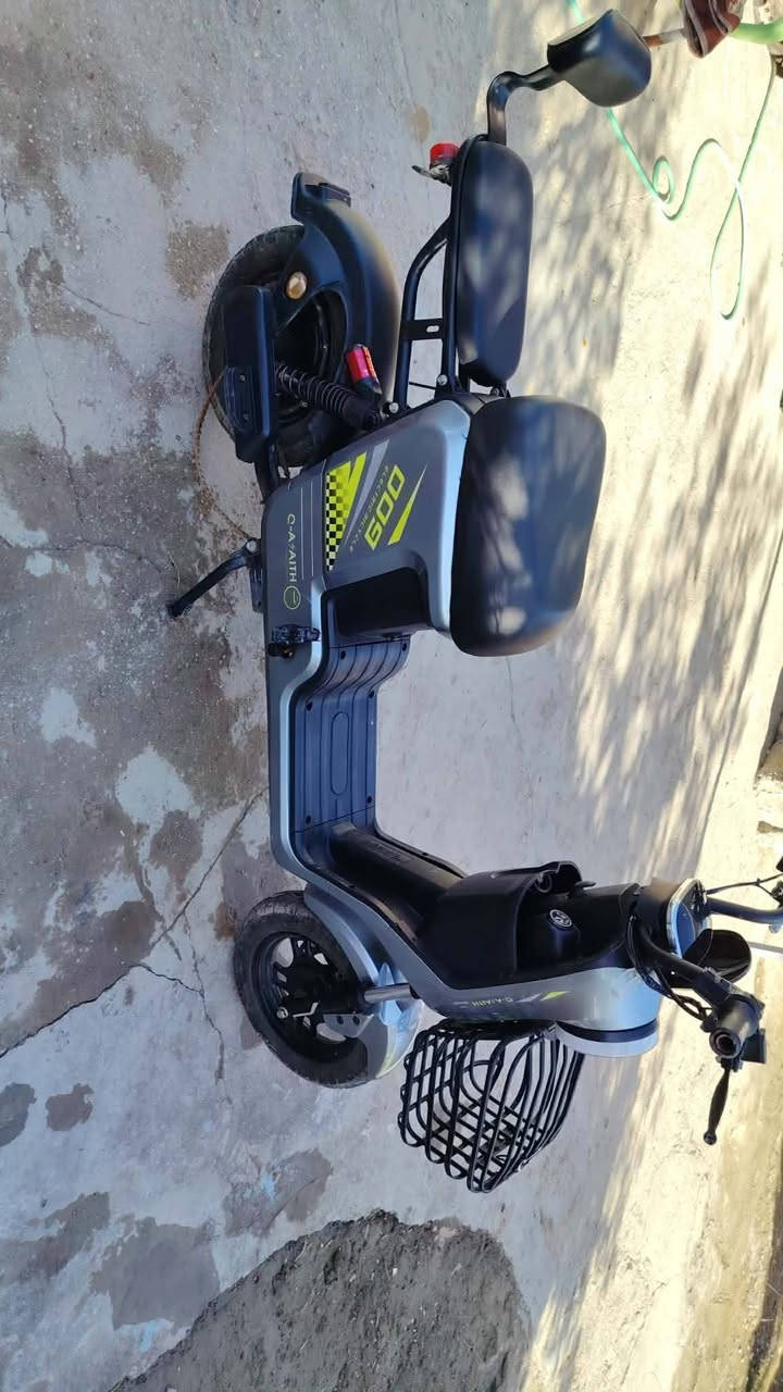سلام عليكم 
دراجه شحن
خمس بطاريات
تمشي 60
اسعر 500 او بيه مجال
هاذه الرقمي ***********
