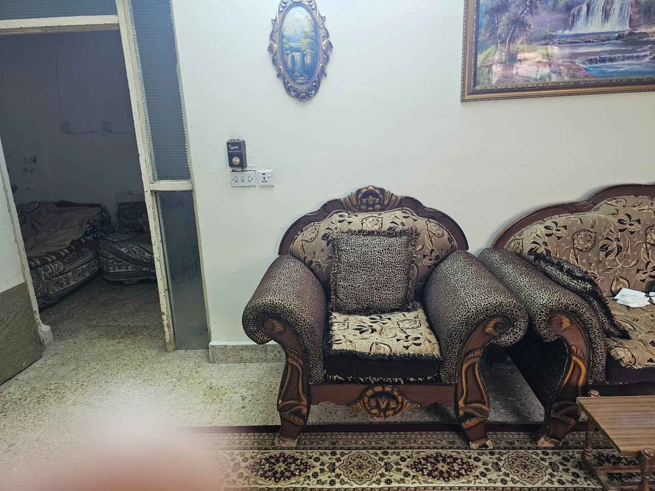 قنفات ملكي نظيفه جدا عشر مقاعدالسعر250 الف وبيها مجال الاتصال بيع مستعجل
على
الرقم (***********)
