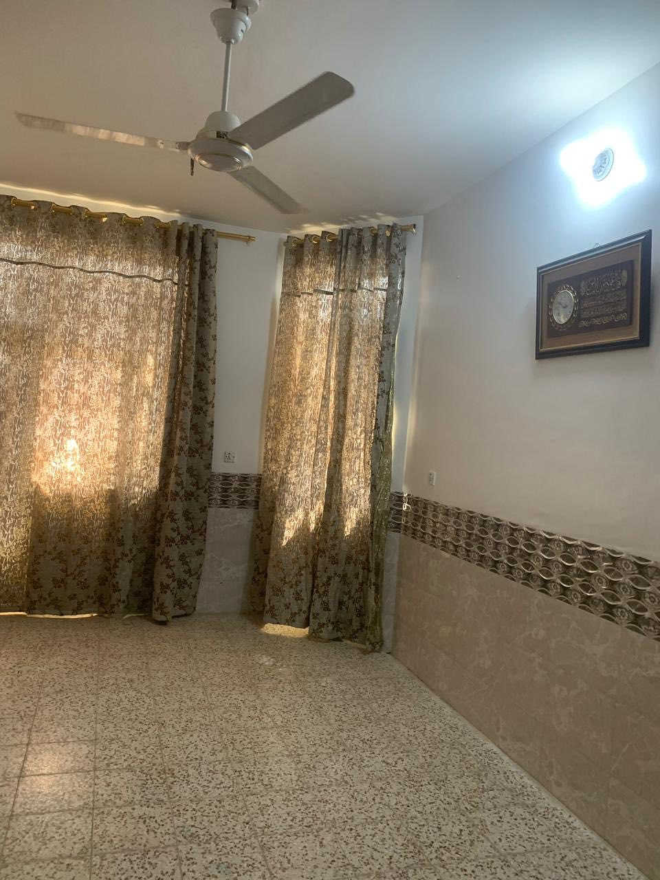 ﮼اللهم ﮼صل ﮼على ﮼محمد و ﮼ال ﮼محمد
السلام عليكم
دار للبيع طابقين ونصف 
المساحة 170 متر 
داخل مدينة كربلاء المقدسة حي العباس خلف الاستخبارات عامود رقم 8 جهه دخول كربلاء 
يحتوي الطابق الارضي على :
غرفتين نوم + استقبال كبيرة + صالة كبيرة + مطبخ +حمامات 4
الطابق الثاني :
نفس الطابق الارضي لكن مفصول تماما عن الطابق الارضي باب ودرج وسياج من الخارج 
الطابق الثالث : يحتوي على قاعة كبيرة 
وكذلك يحتوي البيت على 5 تانكيات ماء + كاونترات عدد 2 + مكيفات هواء عدد2 + ماطور ماء عدد2 + مراوح سقفيه وجدارية كل الغرف + بردات كاملة 
للاستفسار الاتصال على 
***********
