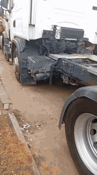 سلام عليكم سكانيا رأس تريله مربوط فلات رقم بغداد وجاهز لتحويل موديل ٢٠٠١ مشروع وطني تستلم لوحات إنكليزي بسمك سياره جديده احله من الصوره السعر ١٧٠ وقابل للتفاوض رقم موبايلي ***********
