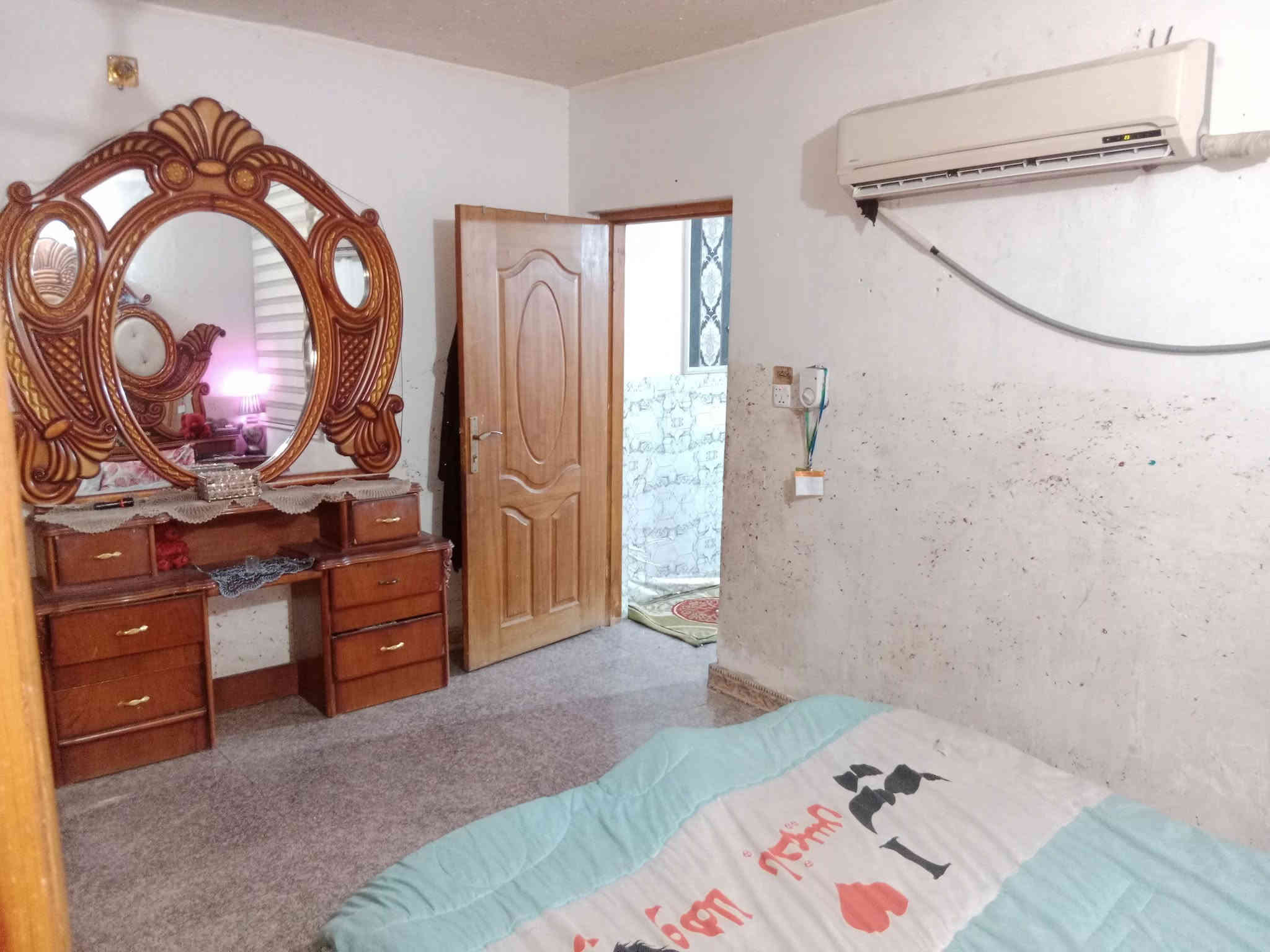 السلام عليكم ورحمه بيت لل بيع ١٠٠ متره الوجه ٥ متر النزال ٢٠ البيت نضيف يحتوي عله حمام خرجي ومطبخ خارجي و ١ستفبال و وحولي كبير و. حمام دخلي ١ غرفه  الطبق الارضي و الطبق الثاني و يحتوي عله حولي و ٢ غرف نوم و الطبق الثالث بيتونه كبيره وصطحين    البيت مكانه الحسينيه ما الرجديه موقع البيت الجريخي قرب اسوق الثقلين بل فرع اول فرع  البيت سعره  ١١٥ مليون الاستفسار اتصل عله هاذه الرقم *********** وموجود واستاب
