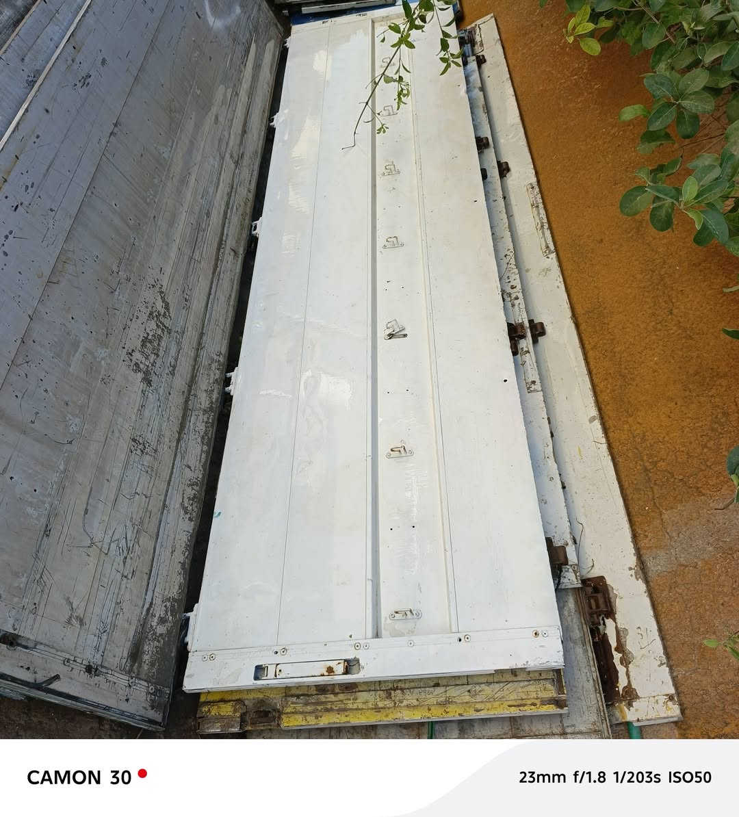 سلام عليكم ورحمة الله أجناب ارتفاع ٨٠ س كامل مع باب دفتري للبيع ديالى ناحية كنعان ‏‪***********‬‏
