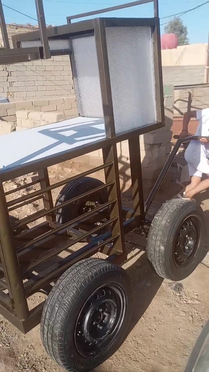 عرباين ثنين للبيع  .مال مسير تشيل 4سمعات .والثانيه جبير مال استعراض 8سمعات .*********** .  الجبيره تحتاج صبغ جديد فقط
