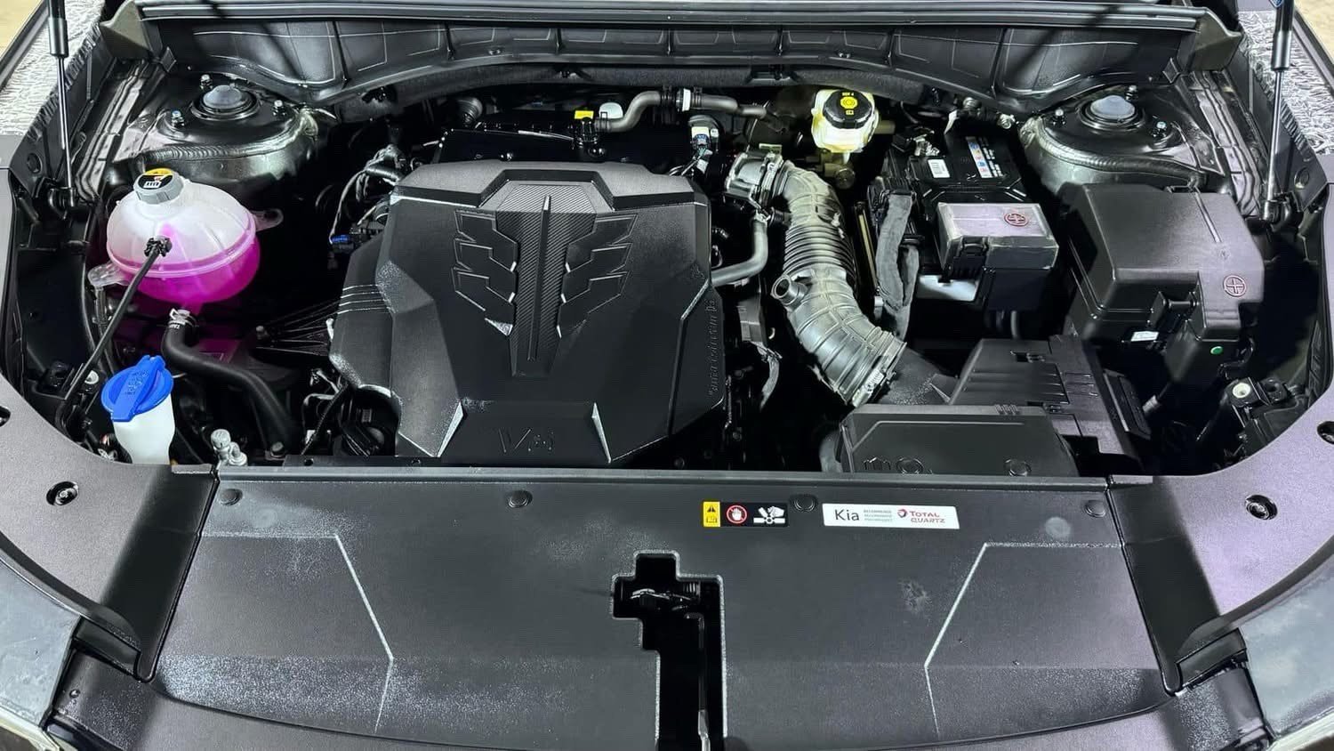 سيارة كيا سورينتو جديدة للبيع. بمحرك V6 قوي وتصميم عصري، السيارة تتميز بمساحة داخلية رحبة وتفاصيل مريحة مثل فتحة السقف والمقاعد المريحة المغلفة. مناسبة للرحلات الطويلة والمغامرات اليومية. لا توجد عيوب أو مشاكل ميكانيكية، والسيارة بحالة الوكالة دون تعديلات أو حوادث.