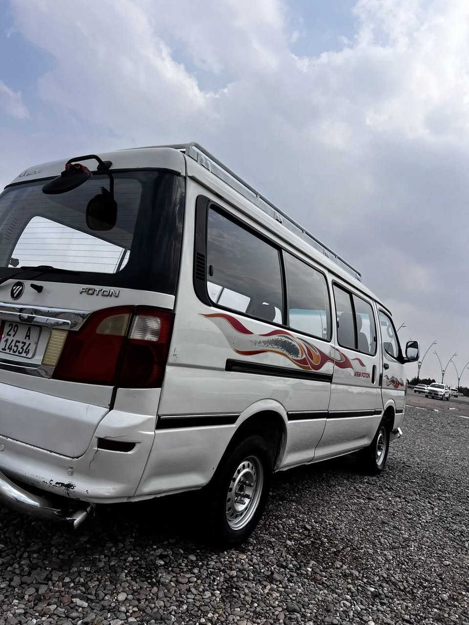 السلام عليكم.  فتون  موديل 2015  
رقم واسط بسمي تحويل ثاني يوم 
سياره كير اكسن محرك جديد.  شرط 
كهربائية شغال من طول لطول 
تخم تاير جديد.  سياره حلوه بيها مكانات صبغ بدون ضربه .  
السعر 85 وبيها مجال قليل 
مكاني البصره الزبير.  
استفسار عل الرقم ***********
