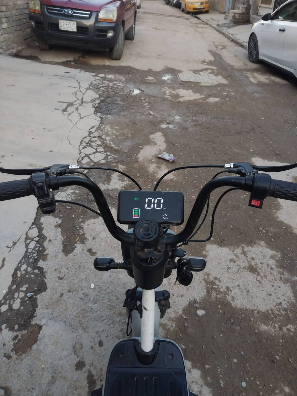 السلام عليكم دراجه شحن حجم ١٤ تجي ٤ بطاريات دراجه نضيفه وكامله مابيه اي نقص تجي وياه شاحنه وبصمه وسويج و ام بي ثري عالي 
السعر ٢٠٠ الف 
العنوان بغداد الامين الثانيه 
رقم الهاتف ***********
