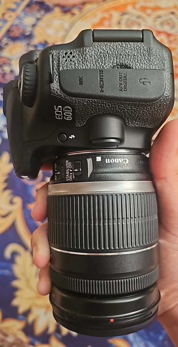 شباب كامرا كانون d60 للبيع 
نضيفة جداً وشترها كلش قليل استخدام شخصي 
مع كاافة ملحقاتها جنطه وشاحن وبطارية وعدسة 18_200
وكارتون وكل كتلوكات وكارتون الشركه موجود 
السعر 430 وبيها مجال للشراي 
مكان بصره توصيل عندي ***********
