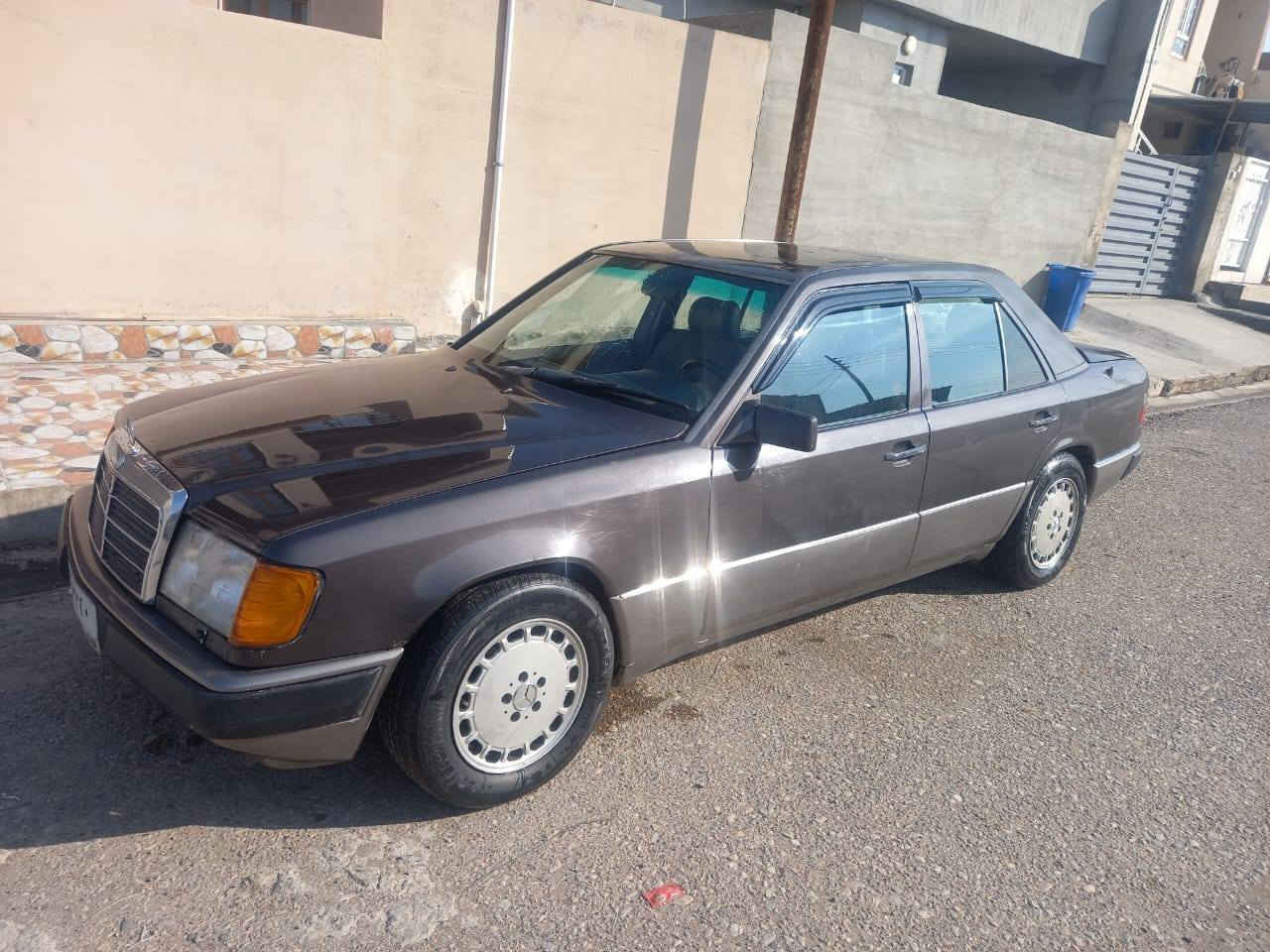 مكلف بالنشر رقم صاحب سياره ***********
سلام عليكم سياره مارسدس موديل ١٩٩٢
محرك. شرط جديد 
حداديه جديده 
سياره ما ناقصها شي اخو جديد 
بيها بس جوزه صباحيه 
محرك ٣٠٠٠
تبريد ويه سويج ترايك وين ما تريد 
سعر ٦٢ وبي مجال حك جيه 
 وتحويل  بسم مشتري ثاني يوم
