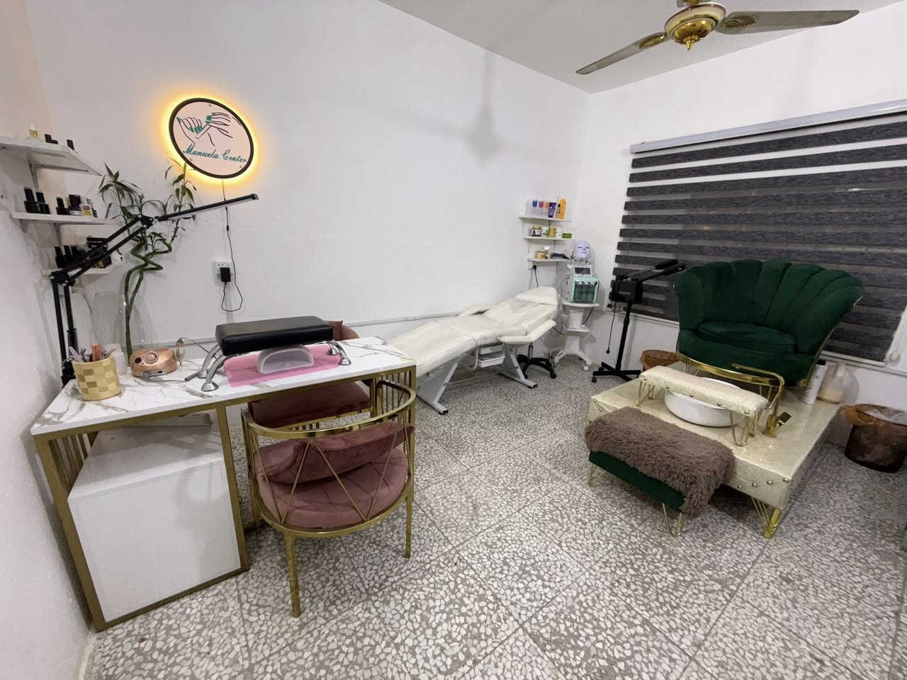 سنتر تجميل للبيع فقط الاغراض
العنون بغداد الشعب 
التواصل والاستفسار ***********
