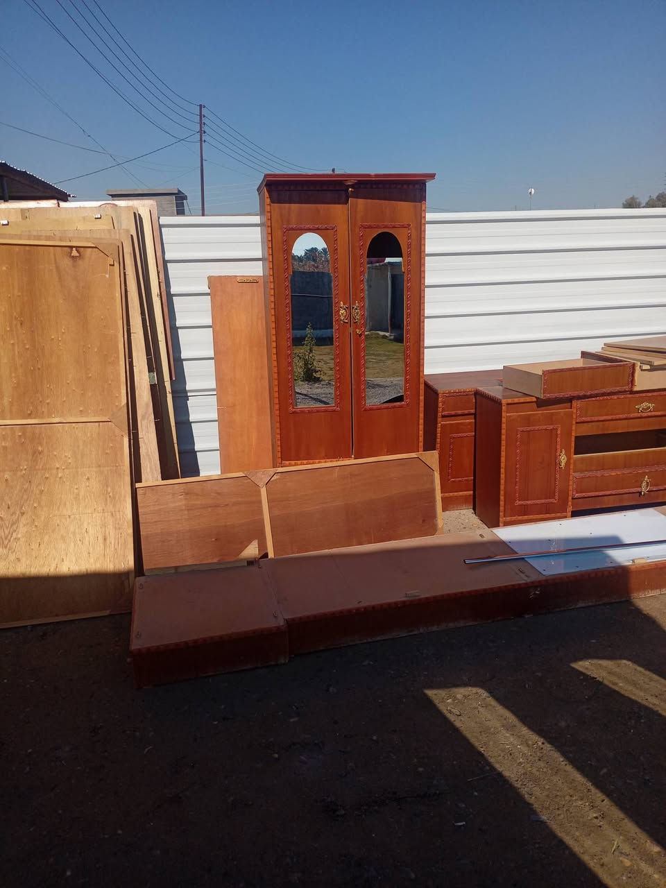 سلام عليكم غرفه نوم لبيع مستعمله مستعجل عليه ٣٠٠ وبيها مجال مكان ابو غريب حميد شعبان ***********
