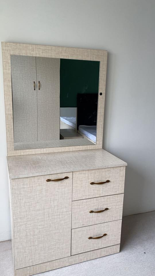 ئەم ژووری نوستنە بۆ فرۆشتن؟؟
***********
