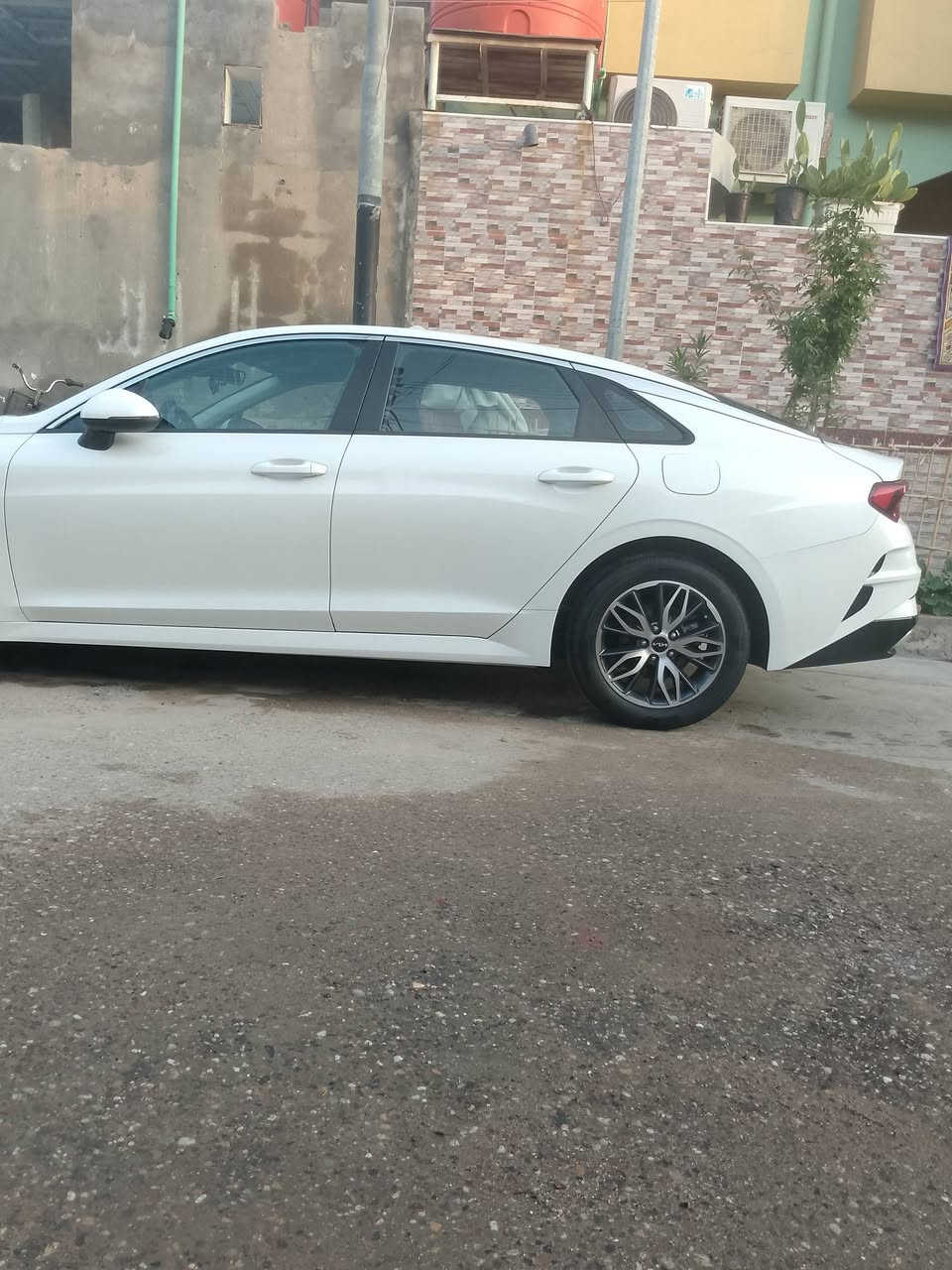 السلام عليكم سياره k5 موديل 22 سياره وراد كوري بيعه بس السندوك صبغ بدون ضربه بدون فتح  سياره كامله مكمله من كلشي ماشيه 36   السعر 185 مكاني بصره رقم الهاتف ***********
