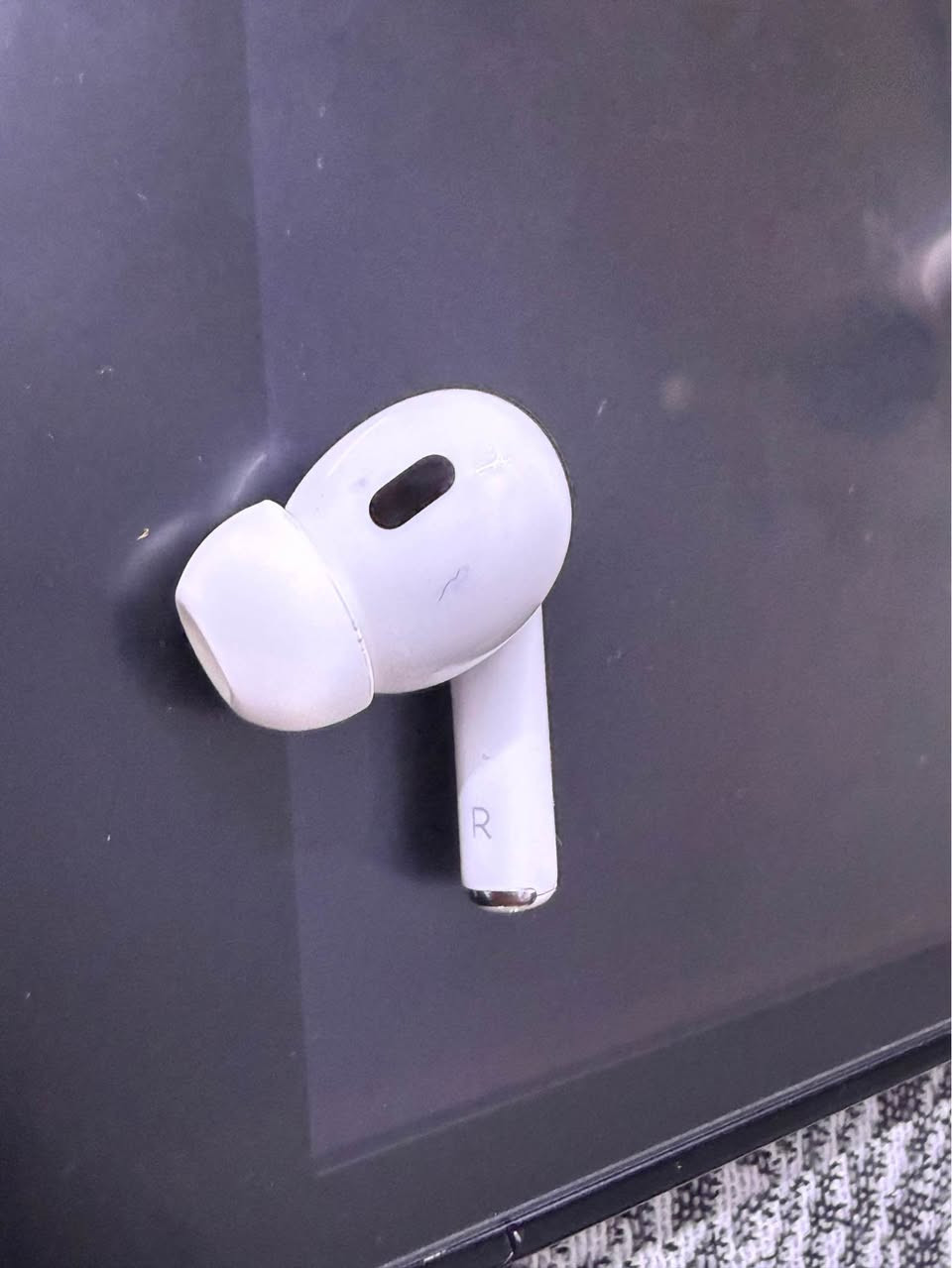 السلام عليكم سماعات اير بود برو جيل ثاني بدون كيس فقط سماعات تك يمنة وتك يسرة نضيفات حييل مكاني بغداد متواجد هنا و*********** وتساب السعر 100 وبيهن مجال بغداد, العراق
