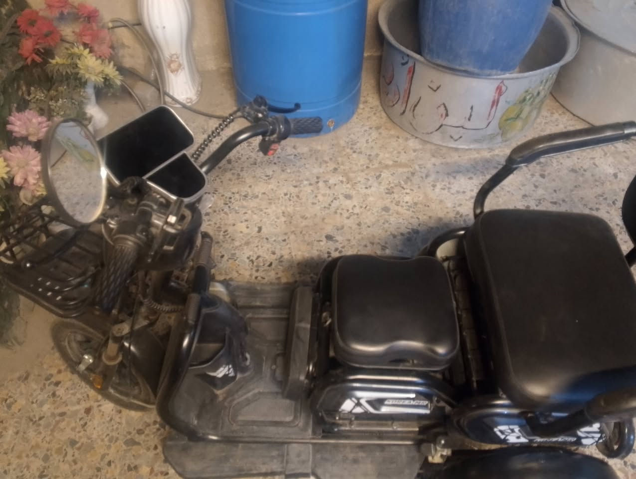 دراجه ثلاثيه العجلات مال معاقين للبيع البطاريات هابطه وشاحنه أصليه وياها ودراجه نضيفه كلش سعر 500 وبيه مجال 
رقم الوات ساب فقط *********** 
ومتوفر عله الماسنجر
