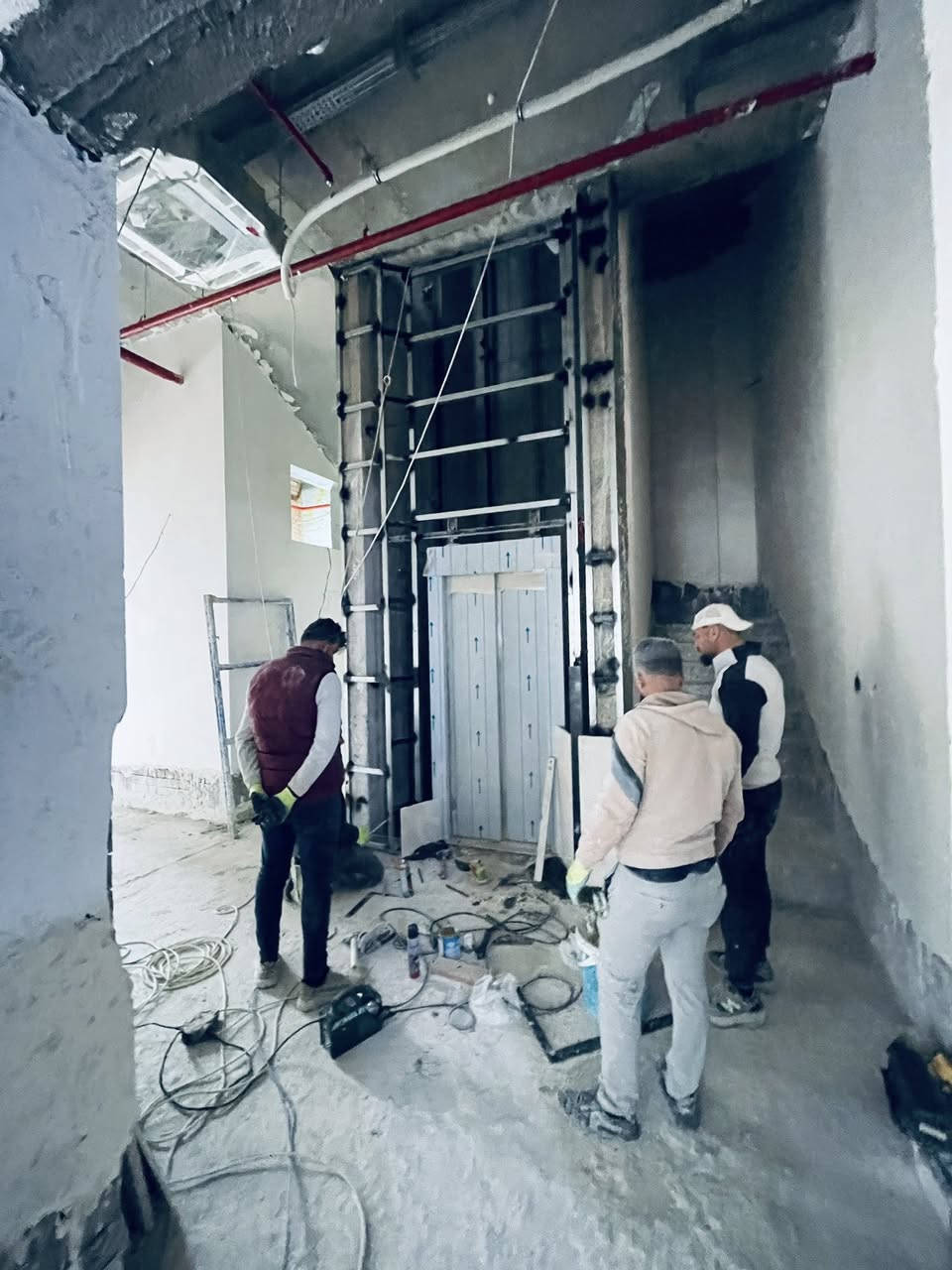 🔷  متابعة أعمال تغليف واجهة المصعد 🔷  

📍 الموقع: كركوك – طريق بغداد  
🏗️ اسم المشروع: بناية تجارية  

ضمن أعمال الإنهاءات، تمت متابعة تنفيذ تغليف واجهة المصعد باستخدام ألواح المرمر، وفق المواصفات الفنية المعتمدة، وبإشراف هندسي مباشر، حيث تضمنت الأعمال ما يلي:

▪️ تنفيذ الهيكل الحديدي الداعم (Substructure) وتثبيته باستخدام حديد 1.5 ملم (4*2) ومعالجته بمواد مقاومة للصدأ  
▪️ ضبط المحاور والاستقامة باستخدام أجهزة القياس لضمان دقة التنفيذ  
▪️ تجهيز وقص ألواح المرمر حسب الأبعاد التصميمية لفتحة المصعد  
▪️ تثبيت الألواح باستخدام مواد لاصقة عالية الجودة مع اعتماد نظام الربط الميكانيكي (Mechanical Fixing)  وزوايا تثبيت لضمان الأمان والاستقرار  
▪️ تنفيذ الفواصل الهندسية بين الألواح (Joints) بشكل منتظم لتحقيق المتانة والمظهر الجمالي  
▪️ تنفيذ الزوايا بطريقة الفريز (Mitre Cut 45°) لإظهار تشطيب معماري فاخر وإخفاء سماكة الألواح  
▪️ تنفيذ الإطارات المحيطة بفتحة المصعد بدقة عالية وبمستوى تشطيب متقدم  

📊 تم التأكيد خلال المتابعة على:
✔️ جودة المواد المستخدمة  
✔️ دقة التنفيذ والاستقامة  
✔️ كفاءة نظام التثبيت الميكانيكي  
✔️ جودة تنفيذ الزوايا والفواصل  
✔️ مطابقة الأعمال للمخططات والمواصفات  

📷 الصور المرفقة توضح مراحل التنفيذ من تركيب الهيكل الحديدي إلى أعمال تثبيت المرمر والتشطيبات النهائية.  

—    
🏢 مشروع بناية تجارية – كركوك  

#هندسة #اعمال_انهاءات #مرمر #مصاعد #كركوك #Construc


**إذا كنت صاحب هذا الإعلان وتريد حذفه لأي سبب، رجاءا أرسل رسالة إلى الدعم الفني**