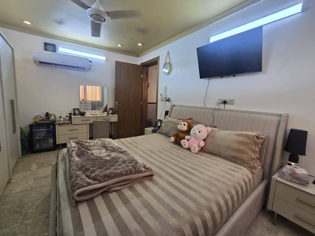 دار حديث VIP للبيع | الكريعات - منطقة القصور 🏡
🌊 موقع مميز 300 متر عن نهر دجلة
واجهة 7م | شارع 8م | مساحة 100م

5 غرف نوم + استقبال + مطبخ ✅
3 صحيات | تشطيب مرمر درجة أولى ✅
جاهزة للسكن مباشرة ✅
سند ملك صرف زراعي 2025 ✅

السعر: 240 مليون قابل للتفاوض البسيط 💰

شركة أصل الجوهرة للعقار والمقاولات
بإدارة: أوس وياسر البحراني

*********** 📞

إذا عجبك الفيديو سوي لايك ومتابعة، وشاركه للي يدور بيت راقي 🔥
