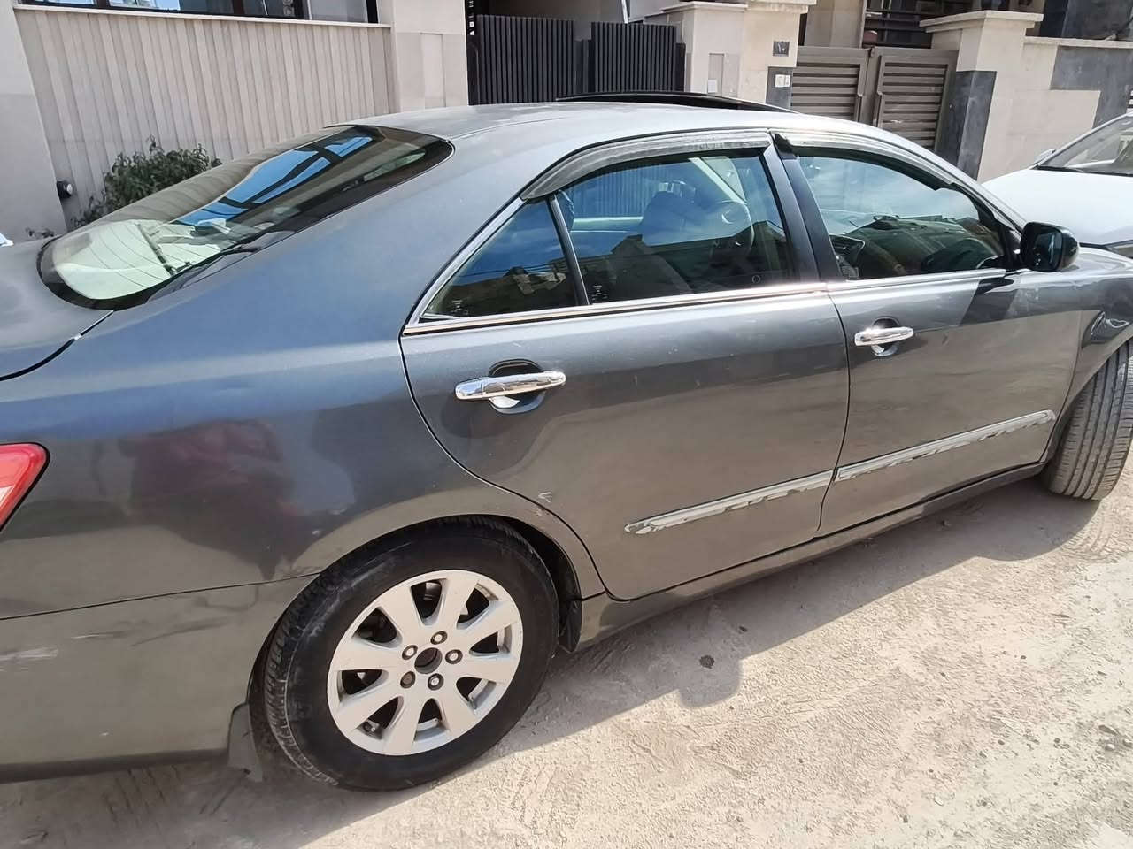 السلام عليكم
كامري موديل 2007 للبيع فول مواصفات XLE 
المواصفات 
محرك 6V
قطعتين تبريد 
سقف سلايد 
تحكم ستيرن 
كشن كهرباء 
كروس سرعة 
السعر 85 ورقة
رقم بغداد 
مكان السيارة منطقة السيدية  
للتواصل الاتصال على الرقم  ***********
