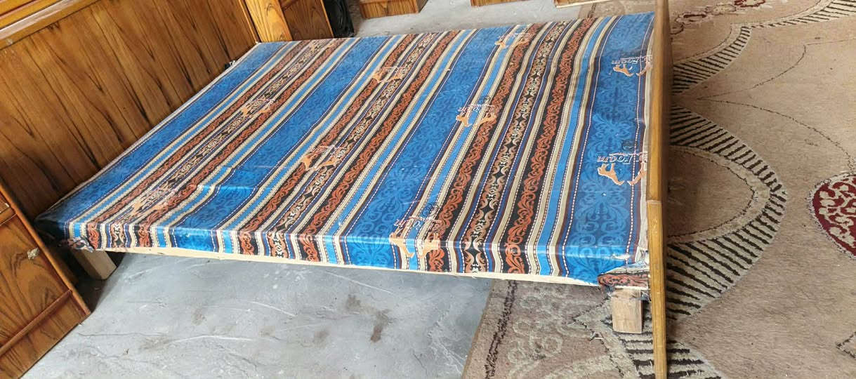 غرفه كمله نضيفه
سعر 400وبيه مجال 
النجف شارع الحولي 
رقم ***********
