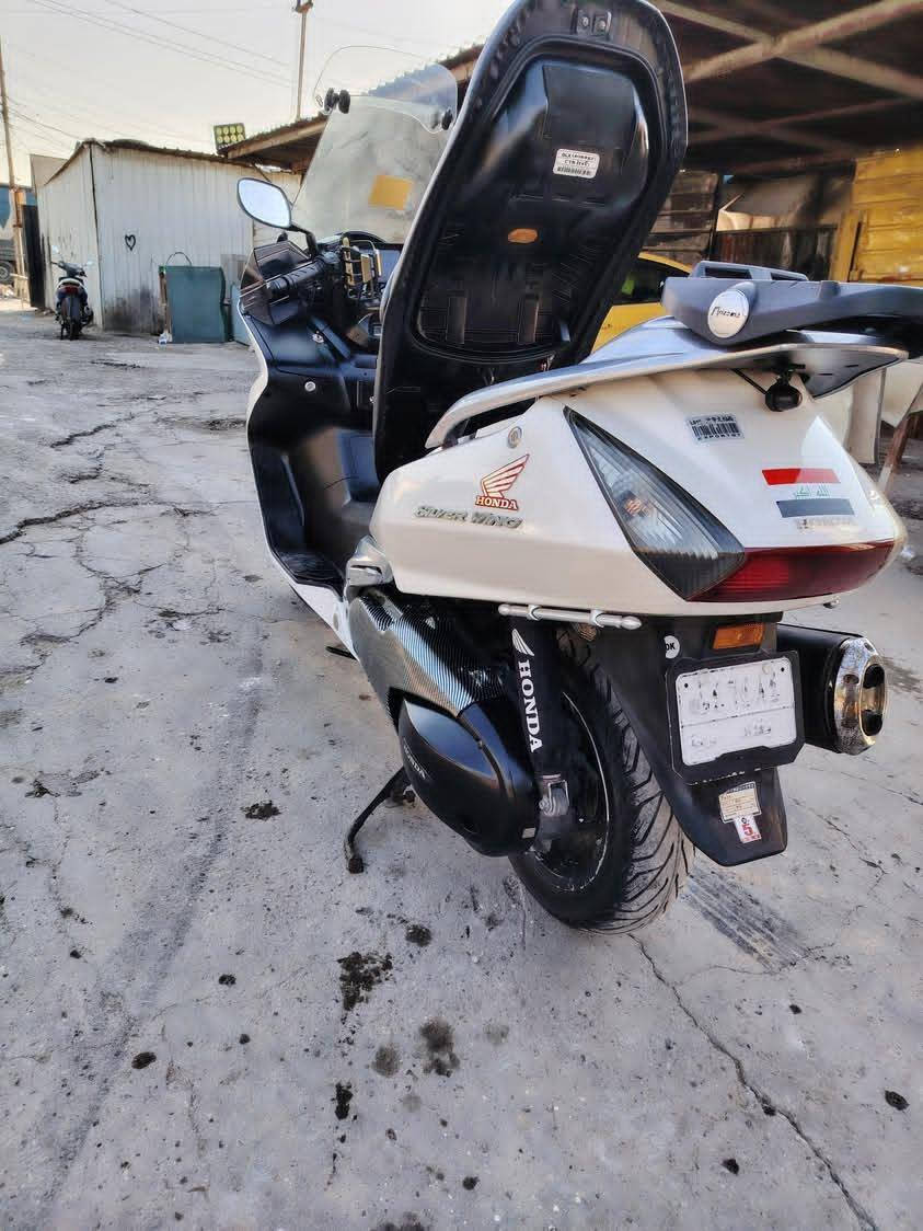 السلام عليكم 
سلفر ونج 600 🔥مرقم رقم بغداد 
كفالة عامة على وضع الشركة 
عليها كاميرات امامي خلفي HD + شاشة عرض
عنواني بغداد اتصال فقط او واتس 
***********
السعر خاص
