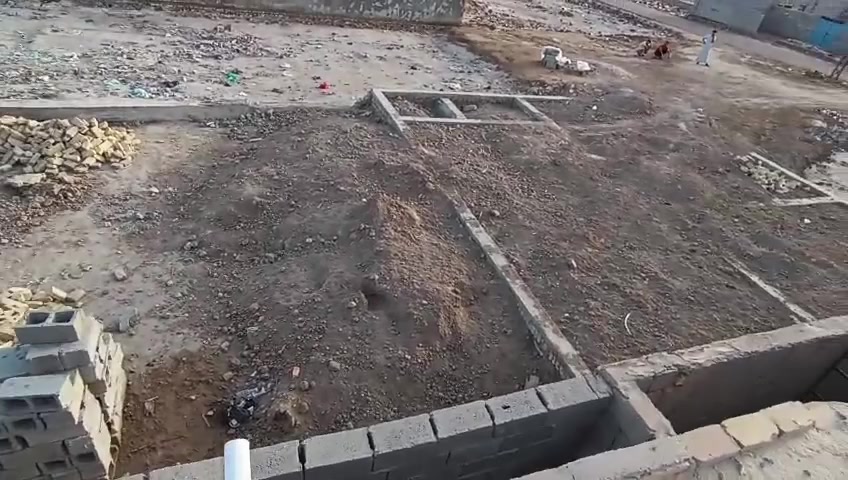 مكلف بالنشر 
السلام عليكم ورحمه الله وبركاته 
قطعه مدكوك بيها بتلو صب خرسانه يتكون من غرفتين 5 ب4 وصاله 8 ب4 ومغاسل داخليه ومساحة القطعه 200الطول20 العرض 10 القطعه بالوسط قريبه على شارع 30 وقريبة على حسينية الأمير شارع المشايه 
*********** بي واتساب واتصال
