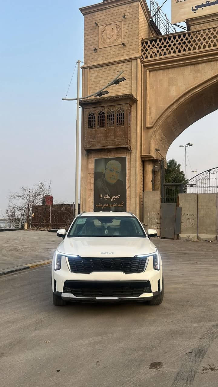 السلام عليكم 
 كيا سورينتو (للبيع) 
موديل 2024 
ماشيه 48 الف 

_____________

المواصفات 

الكشنات كهربائية
 
الكير ماوس وشفتات بالإستيرن 

الشاشه دجتل 

حساسات امامية وخلفية 

الهاند بريك دكمة

اوتو هولد 

بصمة +تشغيل عن بعد 

6 سلندر 3500

واير لس

كار بلاي 

لد على طول دشبول السيارة 

شاشة اكترونية + كامرة

تبريد خلفي (قطعتين)

دشبول اكتروني متصل شاشة كاملة 

7 راكب  

وتحكم ستيرن بالجهتين 
____________________
الضرر 
ربع صندوق تحت الرقم صبغ 
چاملغ الأيمن الخلفي(ربع ) صبغ ومعجون خفيف .

الجاملغ الأيمن شبر بارد وصبغ

الچاملغ الأيسر ضفر بارد 

هذا فقط ضررها 

السيارة سعرها 300 وبيها مجال للشراي وحك الجية .!
الرقم :***********
