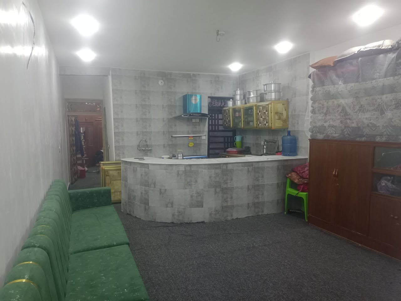 سلام عليكم دار البيع بحي لامين اول ملعب خماسي بنزلته يبعد عن شارع العام حوالي 150م شارع عرضه 8م سند 25يدور بسمك مبشرتن الخدمات تبليط مجاري ماي انتريت ضوي مدارس مقبيل شارع العام ***********
