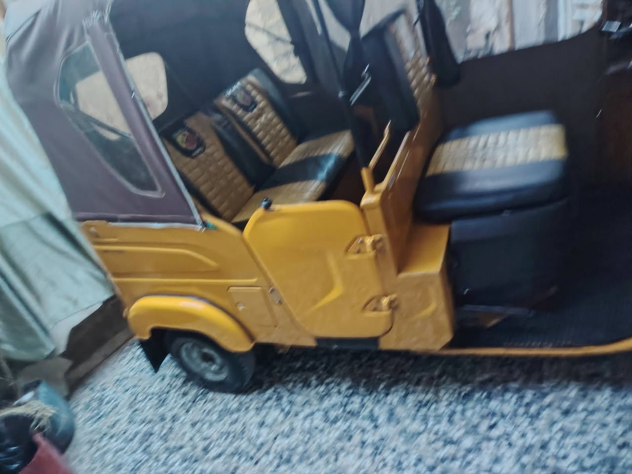 السلام عليكم تكتك واحد و عشرين 
شوفت عينك *********** مكاني مدينت الصدر
