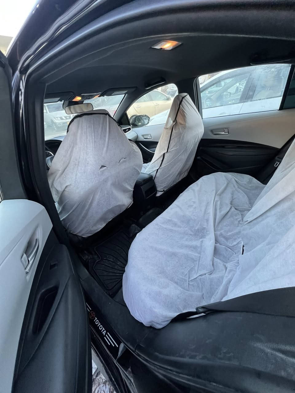 اسم السيارة و نوعها و موديل : تويوتا كورولا 2020 Se
سعر و مجال :137 ورقة
غرامة : لايوجد 
عدد سلندر + المحرك حجم المحرك :٤سلندر حجم 2.0L
عدد الممشة : 110 الف ميل
مكينة مفتوحة : لا 
الكير مفتوح :لا 
المكينه بيها نفخ :لا 
عدد قطعة الصبخ + امكنها : بوند و صندوق
تعديل بارد : صندوق
الايربكات : سليمة
الشاصي و الدواخل : سليمة 
رقم الشاصي  : JTDS4RCE9LJ016916
تحويل او وكالة :موجود
عنوان : دهوك 
تبديل : يوجد
قسط : لا يوجد
رقم الهاتف :***********
