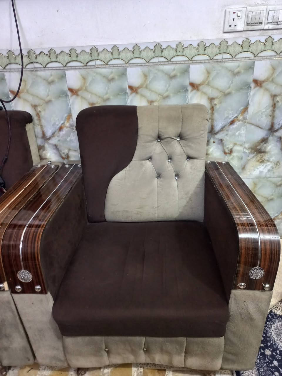 تخم  مستعمل نضيف
ثلاث قنفات وكرسيين
السعر ١٥٠ وبي مجال 
لاستفسار ***********
مكاني الحسينيه شارع ابو سمير
