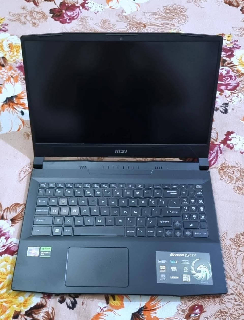 bravo 15 C7VFK
المواصفات الأساسية

​المعالج: AMD Ryzen™ 7 7735HS (بـ 8 أنوية و16 مسار، وتردد يصل إلى 4.7 جيجاهرتز).

​كرت الشاشة: NVIDIA RTX™ 4060 بذاكرة 8GB GDDR6 (يدعم تقنيات DLSS 3 وتتبع الأشعة).

​الذاكرة (RAM): يأتي بـ 16GB DDR5 (قابلة للترقية حتى 64GB).

​التخزين: قرص NVMe SSD PCIe Gen4 بسعة 512GB.

الشاشة والتصميم

​الشاشة: مقاس 15.6 بوصة بدقة FHD (1920x1080)، وبمعدل تحديث 144Hz مما يجعله ممتازاً للألعاب السريعة.

​التبريد: نظام Cooler Boost 5 المزود بمروحتين و6 أنابيب حرارية لضمان استقرار الأداء تحت الضغط.

​لوحة المفاتيح: إضاءة خلفية زرقاء (Blue Backlight) مع RGP.


**إذا كنت صاحب هذا الإعلان وتريد حذفه لأي سبب، رجاءا أرسل رسالة إلى الدعم الفني**