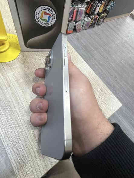 السلام عليكم للبيع ايفون 15pro max تيتانيوم ضمان ماستر ذاكرة 256 بطاريه 94 عدد الدورات 307 الجهاز جداً نضيف ممفتوح نهائياً كارتونه اصليه مطابقه مع الكيبل السعر المطلوب مليون و 250 وبي مجال جداً بسيط للاستفسار ع الرقم وبالخدمه العنوان بغداد حي الجامعة 
***********
***********
