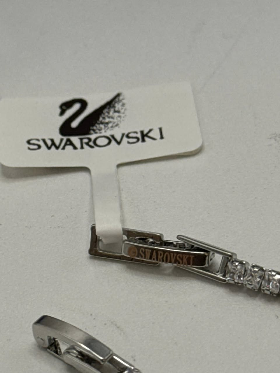 سوار تنس رفيع ماركة swarovski  مع الملحقات
يوجد توصيل كافة محافظات العراق


**إذا كنت صاحب هذا الإعلان وتريد حذفه لأي سبب، رجاءا أرسل رسالة إلى الدعم الفني**