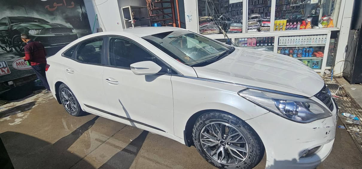 السلام عليكم
هونداي ازيرا موديل 2015 خليجي 
مكينه 3000 كير كله تمام 
بدي مكفول باستثناء الجاملق الايمن بارد والبنيد شبر جهة اليمين صبغ كله موثق ومصور عندي
رقم اربيل وكالة باسمي هزه سنويه منتهية بال2025
نص فول مواصفات بصمه ابواب 
بصمه تشغيل انا رابطها اصلية و ترحيب عند الاقتراب
اشاير مري مري شفط بانوراما 
استيرن كهرباء قطعتين تبريد ثلج
تدفئه شاشه اعطال تحكم ستيرن
كشنات نص جلد بدون اي عيب كهرباء+ / برده خلفيه 
كهرباء+ برادت ابواب خلفي 
حساسات خلفي 
زنون كامله اصلي عالي ناصي +
بلوجترات ابيض
شاشه  كبيرة + كامره خلفيه مع كامره 
صدر امامي خلفي كله تمام
وبعد بيها مواصفات للبيع 
مكاني بصرة السعر ١٢٠$
وبيها مجال بسيط 
***********
