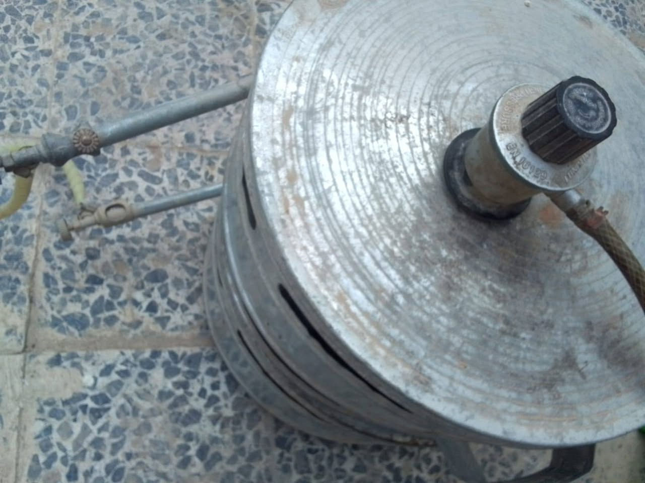 تنور غازي ارضي سعره 20 هو والمنضم 
ميز شاشة سعره 20
جهاز ظغط استعمال قليل سعره 20

بيهن مجال قليل
مكان شارع المطار 
***********
