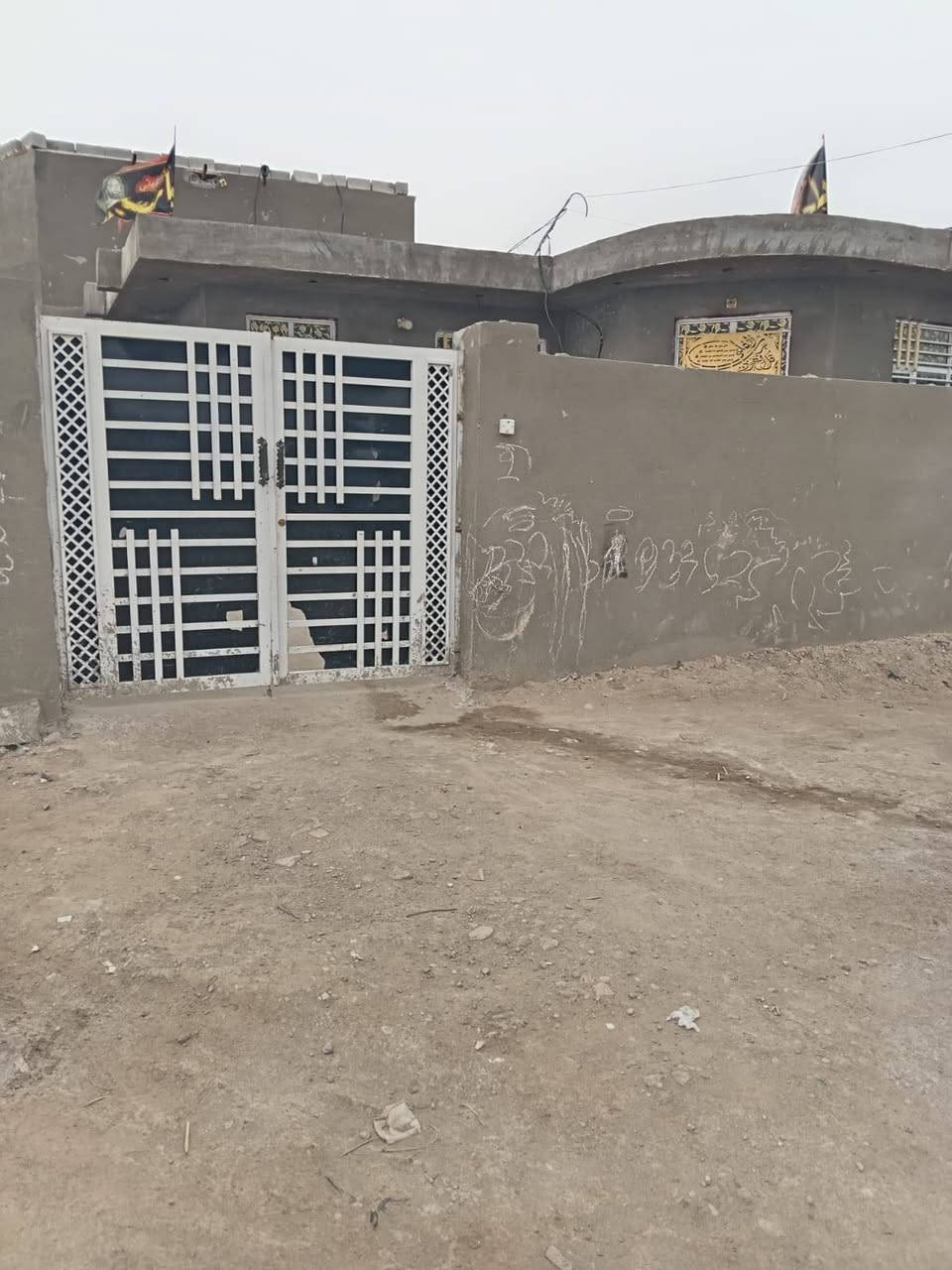 بيت للبيع قرب المتنبي يحتوى على ثلاث غرف نوم واستقبال ومطبخ وطرمه ومجمع صحيات خارجي ***********
