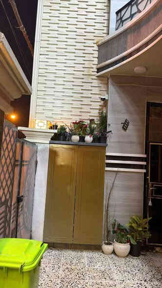 #للبيع_او_المراوس
••••••••••••
تسلسل(أ/٦٢٠)

 🔴🏠#دار_سكن_في_الفلوجة - حي الوحدة(نواب الضباط سابقاً) 
✅ ثلاثة طوابق - طابوق- بناء حديث 
✅ المساحة 100م سند  الواجهة 8.5م   والنزال 12.5م 
وواقع حال 112م 
✅ طابو ملك صرف سكني
✅ شارع 10م تبليط حديث
⭕ يتكون الطابق الارضي من استقبال+ مطبخ  +صالة جلوس+غرفة نوم واحدة  + حمام+ صحيات داخلية وخارجية
⭕ ويحتوي الطابق العلوي على صالة جلوس + غرف نوم عدد2 + حمام وصحيات
⭕ ويحتوي الطابق الثالث على غرفة نوم ومطبخ ومخزن وصحيات
✅مناور 
✅ ارضية الدار كاشي بالكامل 

🚫 الدار موضحة بالصور والتشطيب درجة ممتازة

⛔سعر البيع 200 مليون دينار /تفاوض
 او #مراوس مع دار سكن 200م او 250م في مناطق المعلمين او الشرطة او الضباط او العسكري 
ونرفق صور توضيحية للمشتمل 
 
••••••••••••••••••••••••••••••••••••
⭕ على الراغبين بالشراء زيارتنا في مكتبنا في شارع الثرثار - مقابل جامع سيدنا عثمان
هاتف المكتب :- ***********    ***********
⭕ اوقات الدوام والاجابة على الهاتف:-
من الساعة ٩ صباحا لغاية الساعة ١ ظهرا 
ومن الساعة ٤ عصرا لغاية الساعة ٩ مساءا

@إشارة
