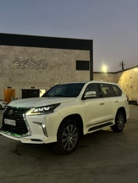 السلام وعليكم لكزس LX570  موديل 2017  بريمية فول مواصفات للاخير السيار...