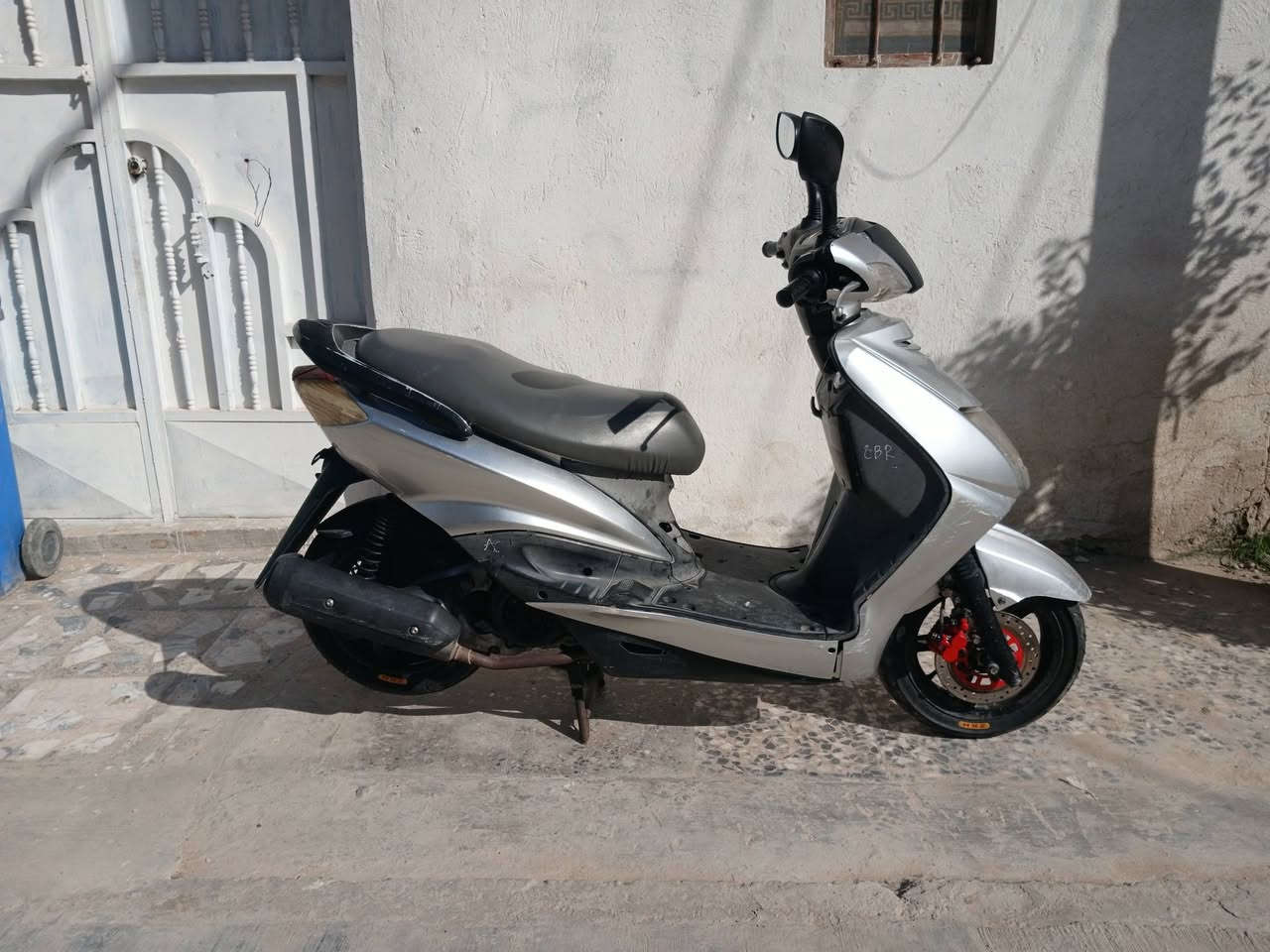 سلام عليكم سكنس نثيه 110 ياباني الدراجه جديده بس مكينته كايمه لاطش البستم بالبوشه يحتاجله تجفيت فقط النقوصات  كتف شحن + بطاريه والباقيه كله شغال الدراجه تايراته جدد شاصي نضيف كفراته جدد صدر امامي خلفي جديد كهربائيات مرتبه يحتاجله فقط تجفيت السعر ٢٥٠ الف وبيها مجال  عنواني بغداد جكوك مقابل جامع محمد رسول الله رقم الهاتف للأستفسار ***********
