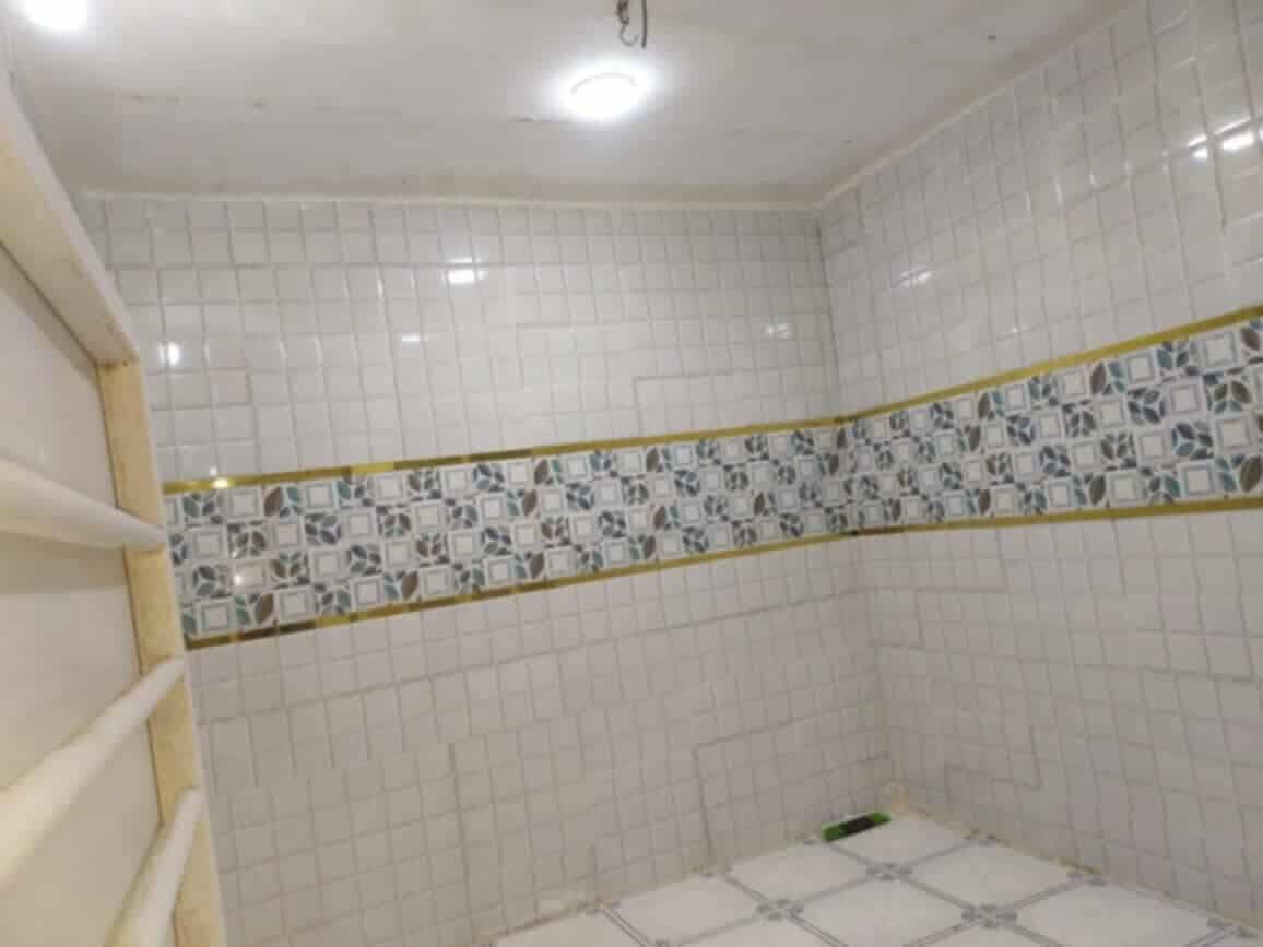 بيت لبيع 150متر طابقين الارضي غرف عدد2مع صاله ومطبخ ودوانيه وصحيات خارجيه وصحيات داخليه مع طارمه كبير البيت بنا بلوك الشمال الطابق الثاني فرمستونه بنا السقف عكاده مالته البنا حديث العنوان سدناويه مقابيل مرطبات بل بل فرع مال مجمع بركات ام البنين وتدخل ليحوه تقريب 100متر عن شارع العام ***********
