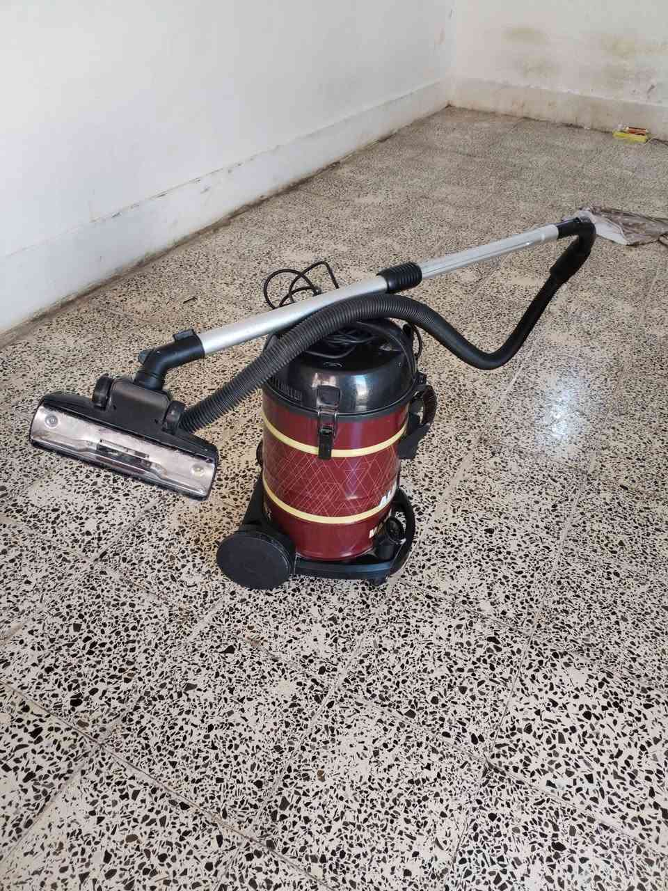 مكنسة كهربائية للبيع شغالة ب25 /***********
