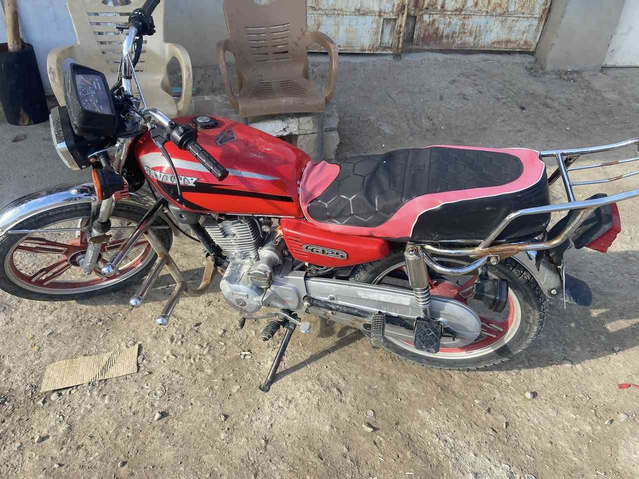 السلام عليكم دراجه سيفون ختم موديل 21نظيفه محرك بلادي صالنصه رياضي مابيه أي خلل السعر 450 وبيه مجال مكان ديالى طريق دلي عباس قريه  سراجق ***********
